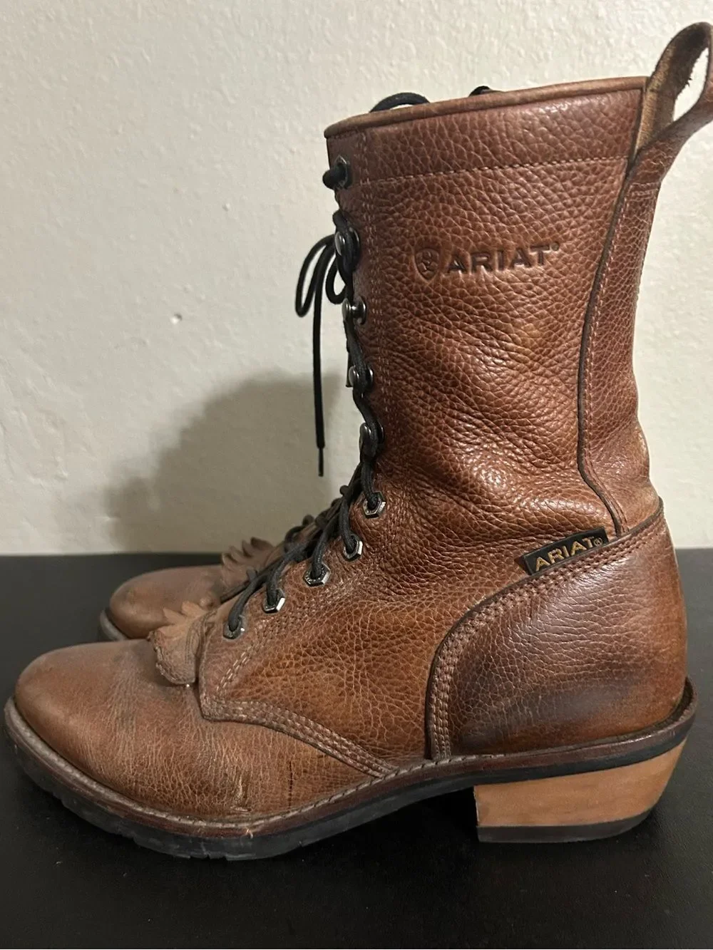 Ariat men’s size 10 EE lace up boots
